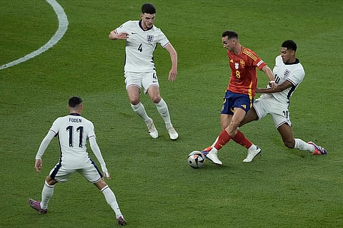 Jude Bellingham and Fabian Ruiz battle for the ball